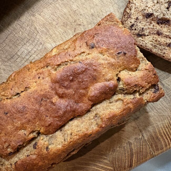 Bananenbrood waar het kontje vanaf is gesneden, van bovenaf gefotografeerd.
