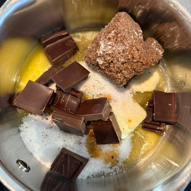 Gesmolten suiker, boter en chocolade voor browniebeslag.