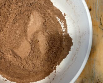 Bloem en cacaopoeder gemengd voor browniebeslag.