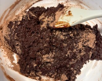 Mengsel van natte en droge ingrediënten voor brownie.