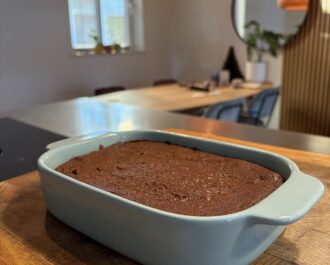 Afgebakken fudgy brownie in blik.